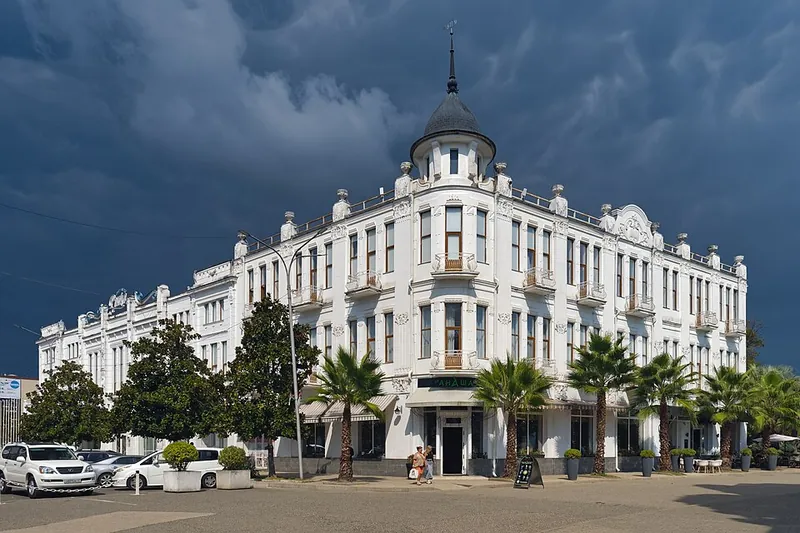 Гостиница «Рица» в центре Сухума — белое здание 1914 года с угловой башенкой у набережной, сентябрь 2024 года