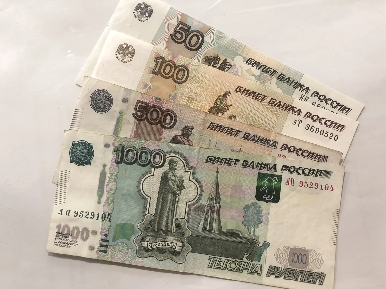 Российские рубли — банкноты 50, 100, 500 и 1000 рублей, деньги в Абхазии