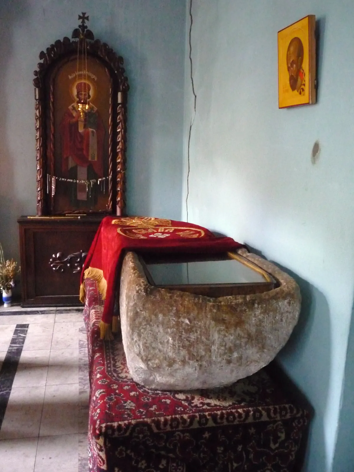 Каменная гробница на месте погребения святителя Иоанна Златоуста в Каманском монастыре
