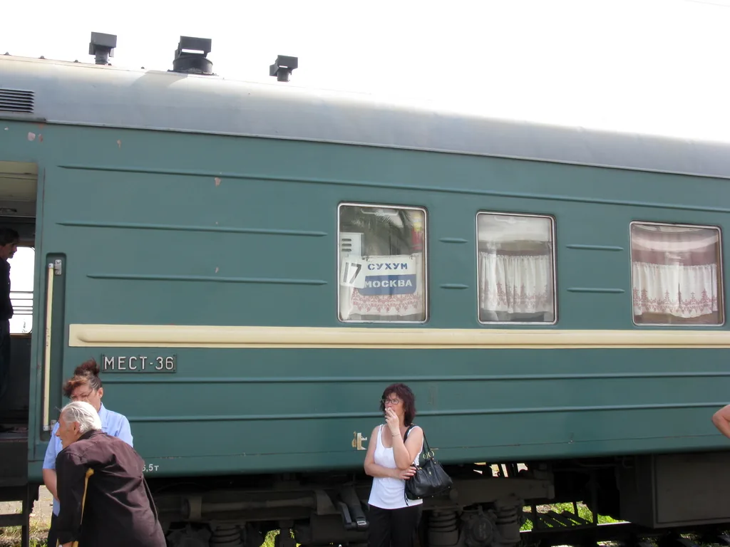 Вагон поезда Сухум — Москва с табличкой направления на перроне