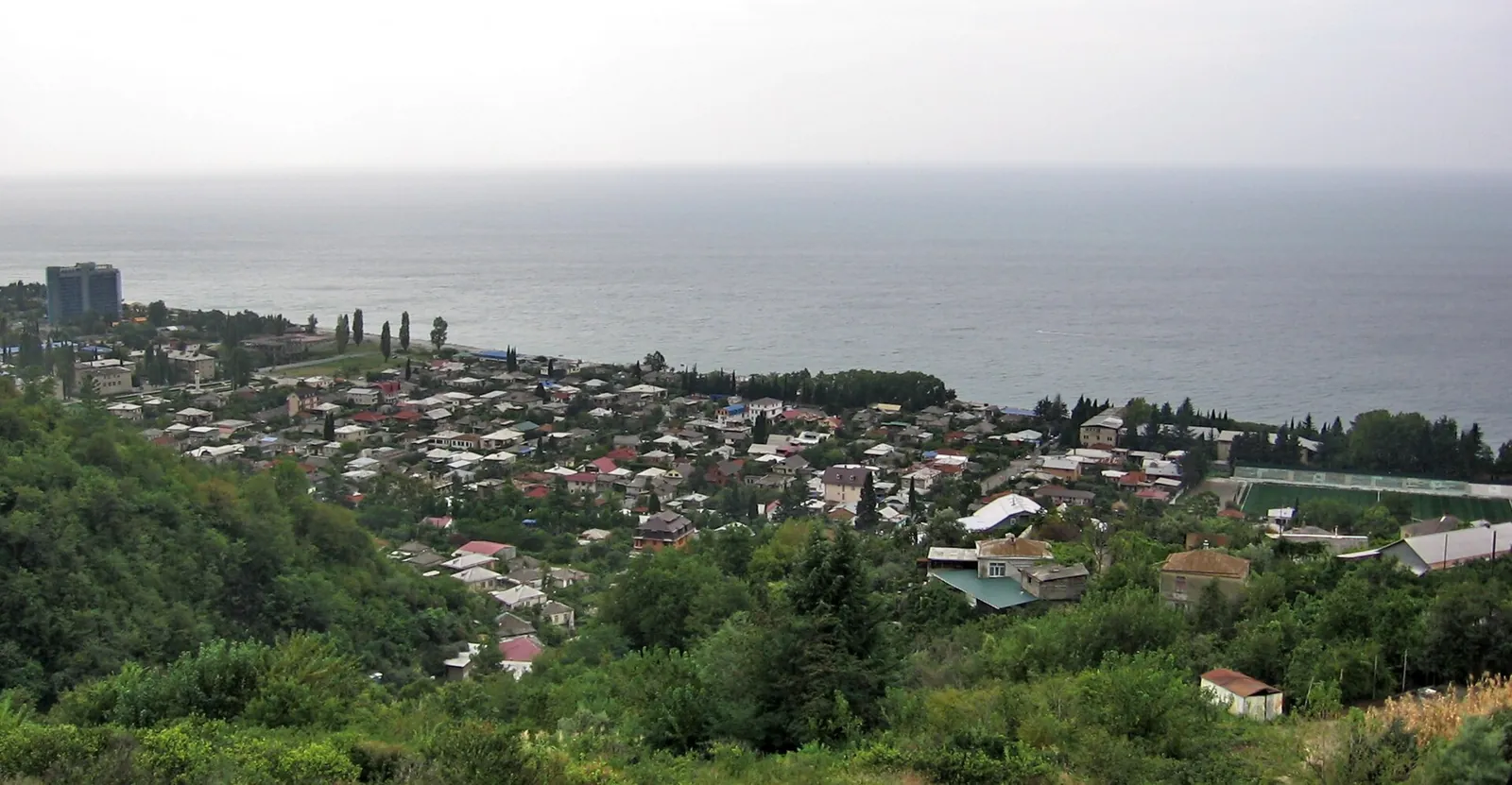 Посёлок Цандрипш с видом на море